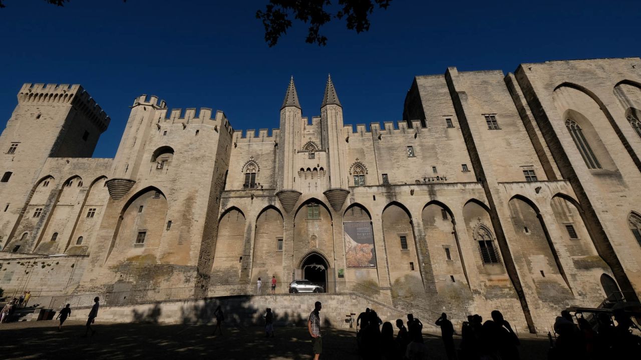 <strong>Leçon d'histoire: </strong>Southern France has many towns with castles and palaces. Avignon, the home of Catholic Popes in the 1300s, was a day-trip destination for my classmates.