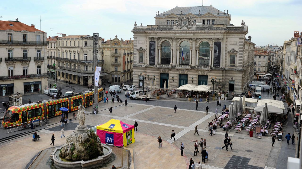 <strong>Rues de ma ville:</strong> The streets in Montpellier are full of restaurants offering "plats du jour," tourist shops, and small grocers offering inexpensive local cheese, fruits and vegetables.