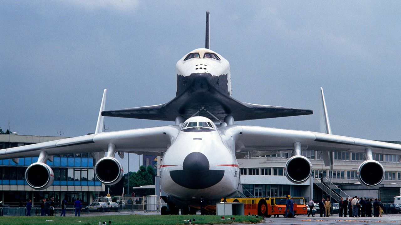 The AN-225 carrying the Buran space shuttle was the star of the 1989 Paris air show.