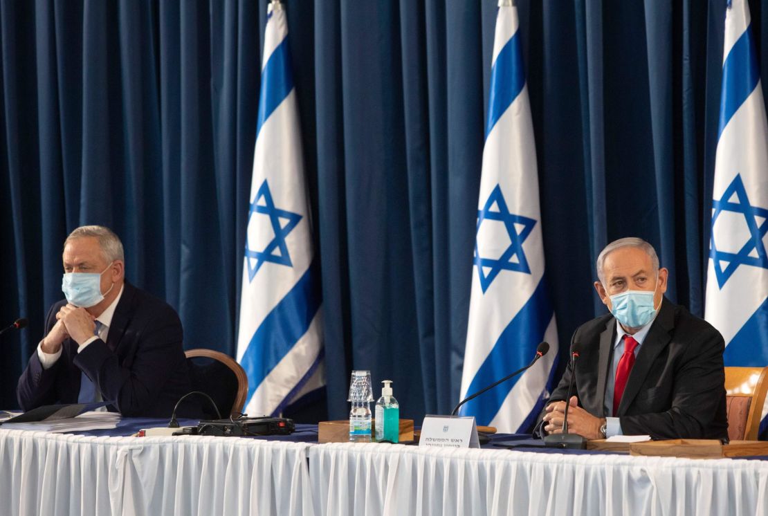 Israeli Prime Minister Benjamin Netanyahu (right) and Defense Minister Benny Gantz attend a weekly cabinet meeting in Jerusalem, on June 14.