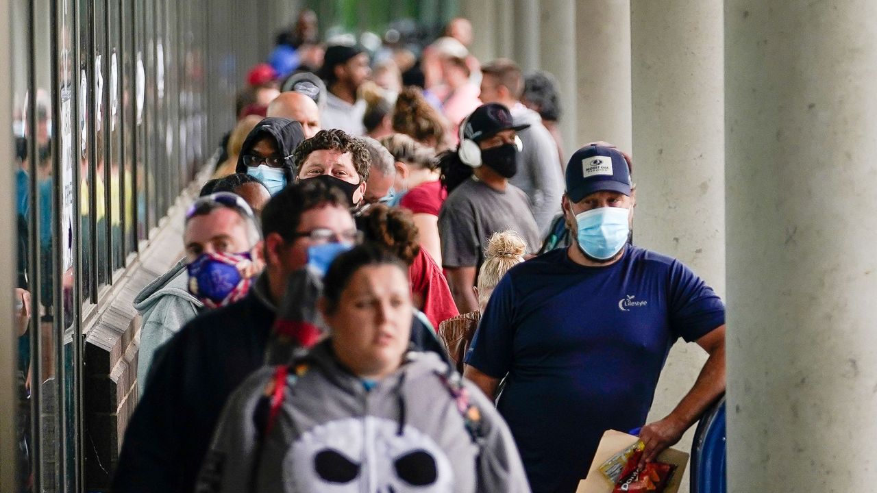 Hundreds of people line up outside a Kentucky Career Center hoping to find assistance with their unemployment claim in Frankfort, Kentucky, U.S. June 18, 2020. Photo by Bryan Woolston/Reuters