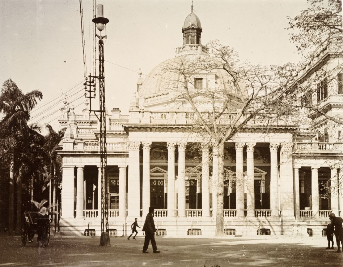 An HSBC office pictured in Hong Kong, circa 1903. The facility was built in 1886 with a portico and octagonal dome.