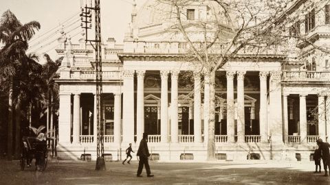 An HSBC office pictured in Hong Kong, circa 1903. The facility was built in 1886 with a portico and octagonal dome.