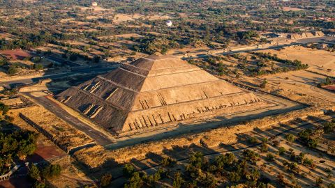 E0H4BR Early morning aerial view Pyramid of the Sun and Pyramid of the Moon Teotihuacan Mexico