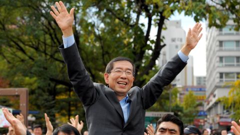Park Won-Soon waves to supporters during a campaign rally in downtown Seoul on October 22, 2011.