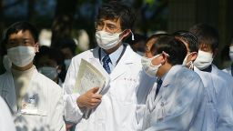 Daniel P. Chin (C), member of World Health Organization team, walks to an infectious ward, accompanied by doctors, at the Shanghai Sixth People's Hospital, 22 April 2003.