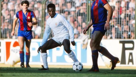 Laurie Cunningham playing in El Clasico.