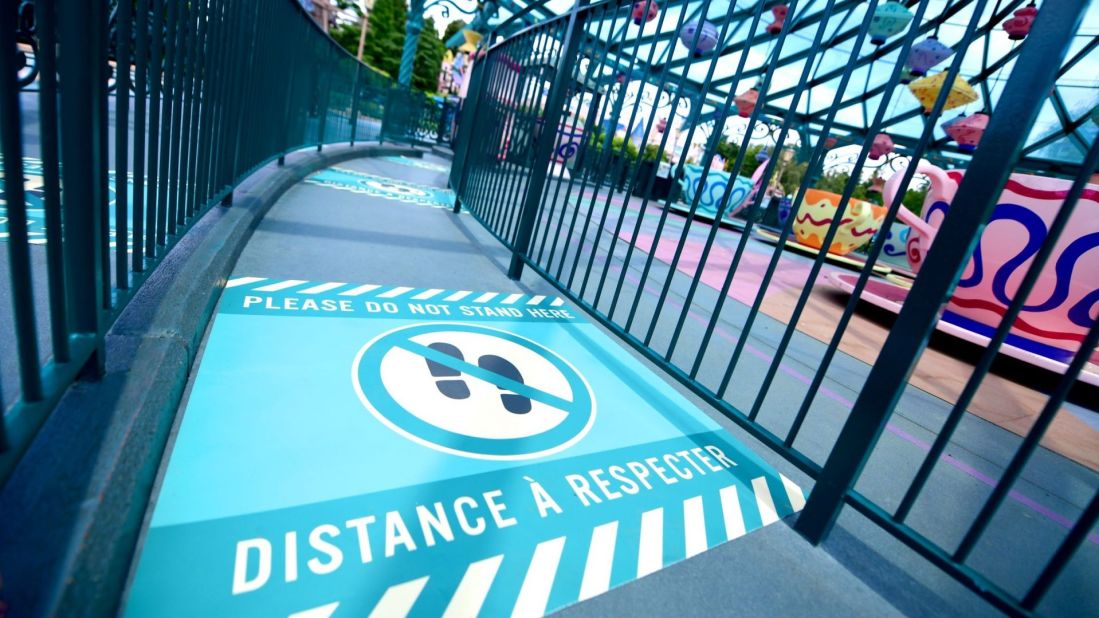 <strong>Keep your distance:</strong> Social distancing will be enforced while visitors are waiting in line for rides and throughout the resort.