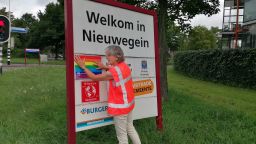Twitter translation: Marieke Schouten pastes the text of the friendship between #Nieuwegein and Pulawy with a rainbow sticker: "In Nieuwegein everyone can be who he or she is, regardless of his or her sexual orientation, gender, religion or ethnic origin. LGBT-free zones are unacceptable. "