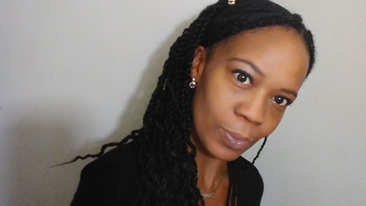 Shanga McNair, who is depending on the $600 federal unemployment payment to cover her bills, has had no luck finding another job.
