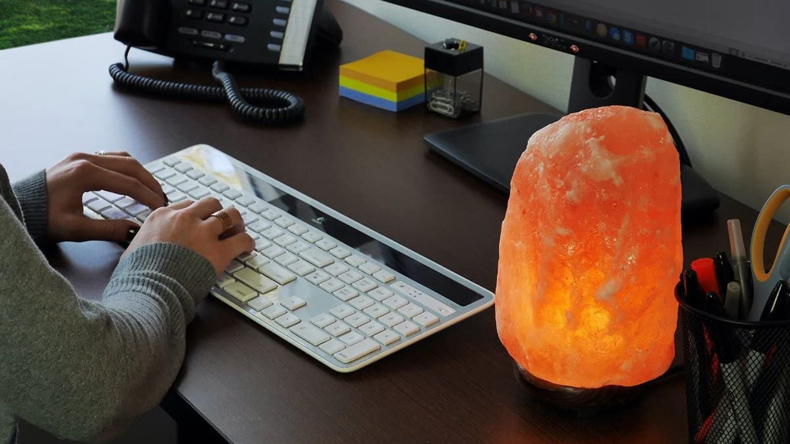 Lampe de sel de l'Himalaya au bureau
