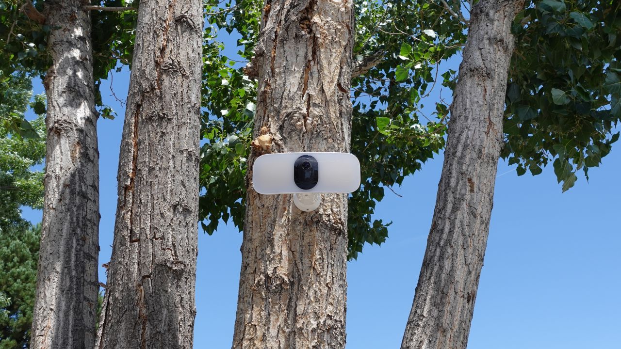 pige Profet Trickle Arlo Pro 3 Floodlight review: Bright, smart and sure to reveal strangers  lurking in the dark | CNN Underscored