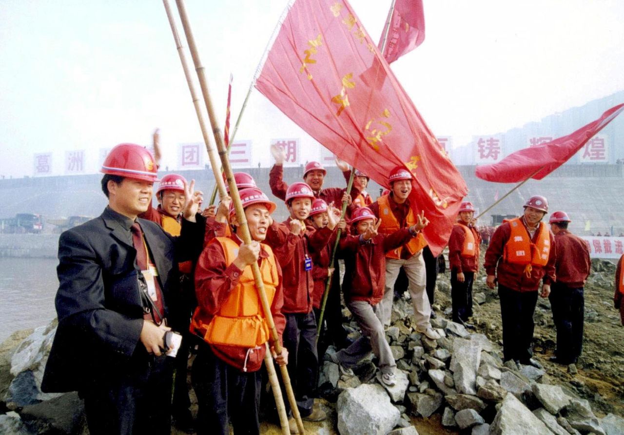 Workers celebrate the completion of the cofferdam for the Three Gorges Dam in 2002.<br />