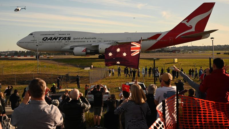 Last Qantas 747 flight draws iconic kangaroo in the sky on its