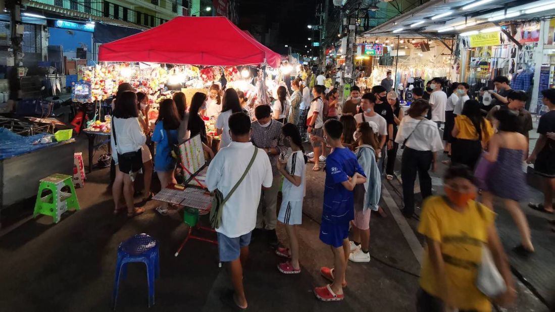 <strong>Hua Hin Night Market: </strong>During a recent Thursday night visit, Hua Hin's Night Market was packed with visitors, most wearing masks. 