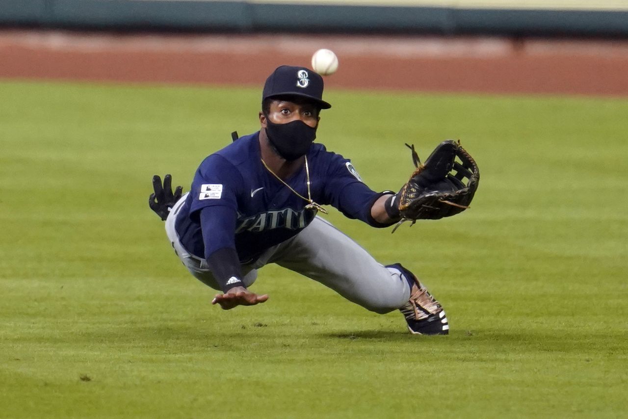 Seattle Mariners right fielder Mallex Smith dives for a ball in Houston on Friday.