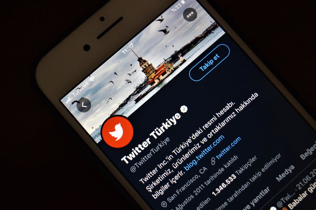 The official page of Twitter Turkey is displayed on a mobile phone. 