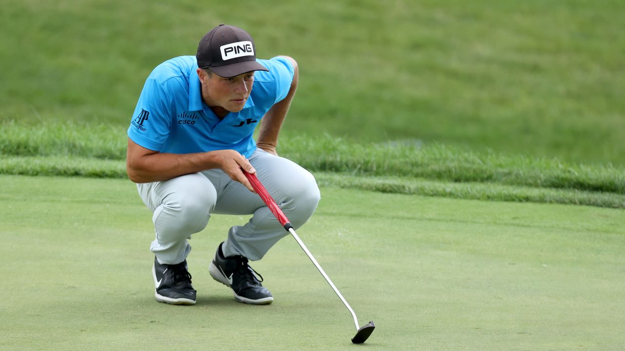 Hovland lines up a putt on the 17th green during the third round of the Workday Charity Open.