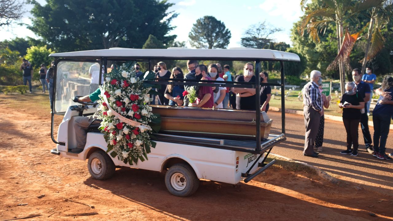 Mourners at the burial of Sgt Jonas Mendonça, a military policeman who died with Covid-19.