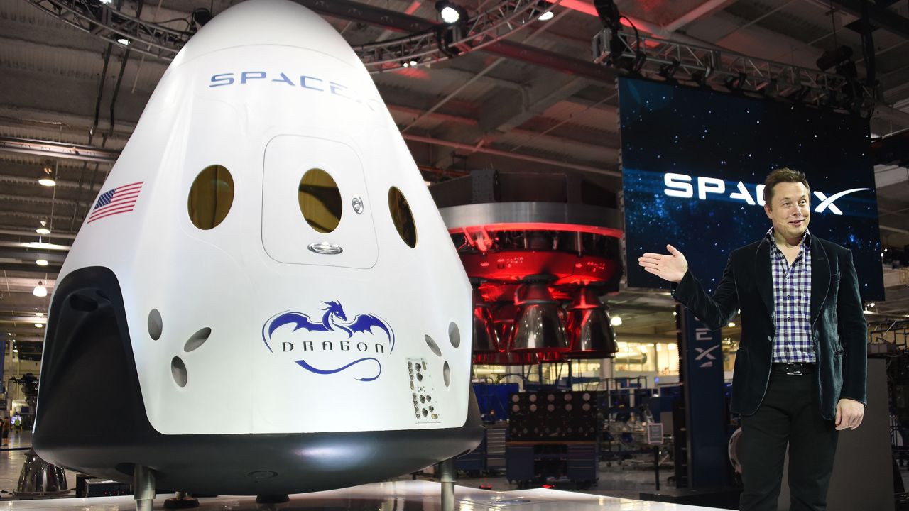 Elon Musk introducing SpaceX's Dragon V2 spacecraft in Hawthorne, California on May 29, 2014, with plans to ferry NASA astronauts to and from the space station. (Photo Robyn Beck/AFP/Getty Images)