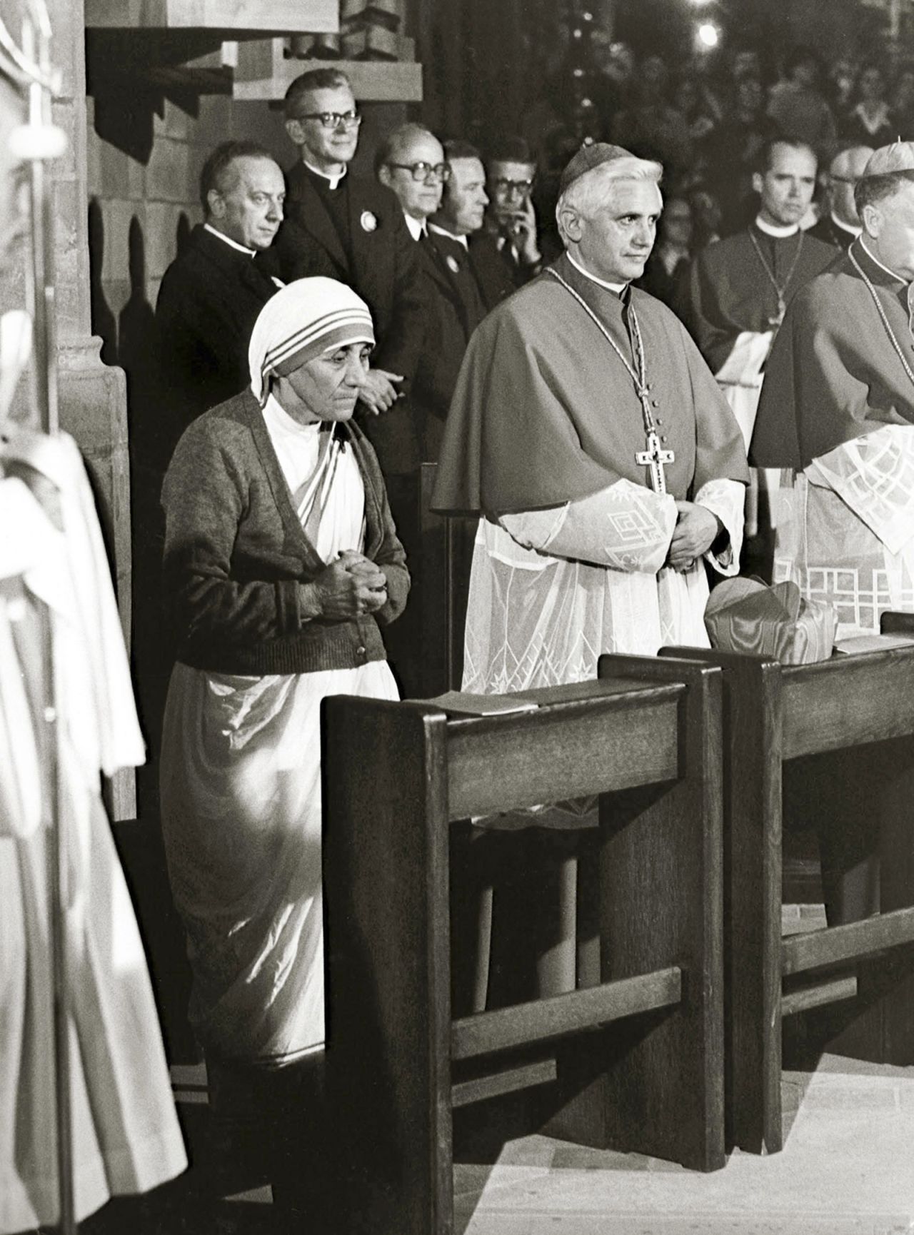 Benedict prays next to Mother Teresa in September 1978.