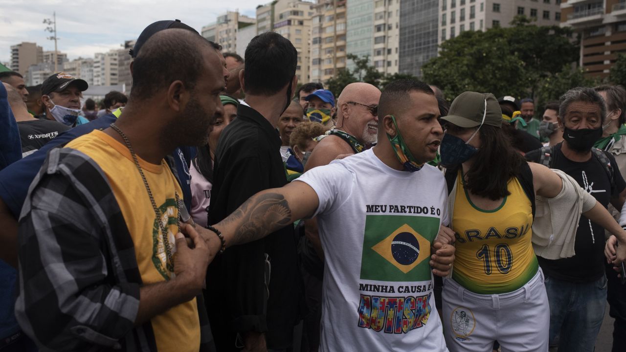 Pendukung Presiden Brasil Jair Messias Bolsonaro berkumpul untuk mendukungnya dan memprotes rasisme dan kematian orang kulit hitam di daerah kumuh Brasil selama protes Black Lives Matter di pantai Copacabana di Rio de Janeiro pada 7 Juni 2020.