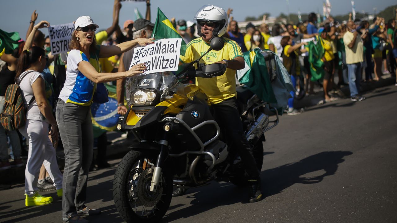 Pendukung Presiden Jair Bolsonaro berdemonstrasi menentang Gubernur Rio de Janeiro saat ini Wilson Witzel pada 31 Mei 2020 di Rio de Janeiro, Brasil.