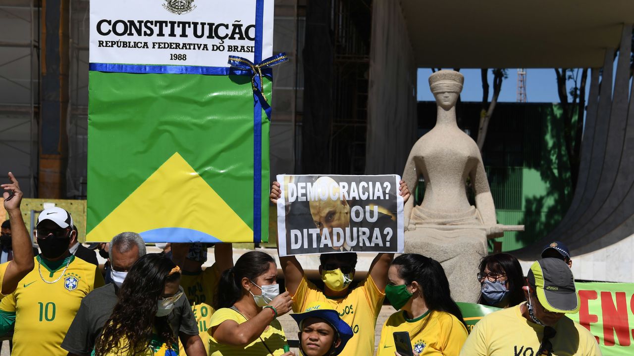 Pendukung Presiden Brasil Jair Bolsonaro berdemonstrasi untuk menunjukkan dukungan mereka, di Brasilia, pada 31 Mei 2020 selama pandemi novel coronavirus COVID-19.