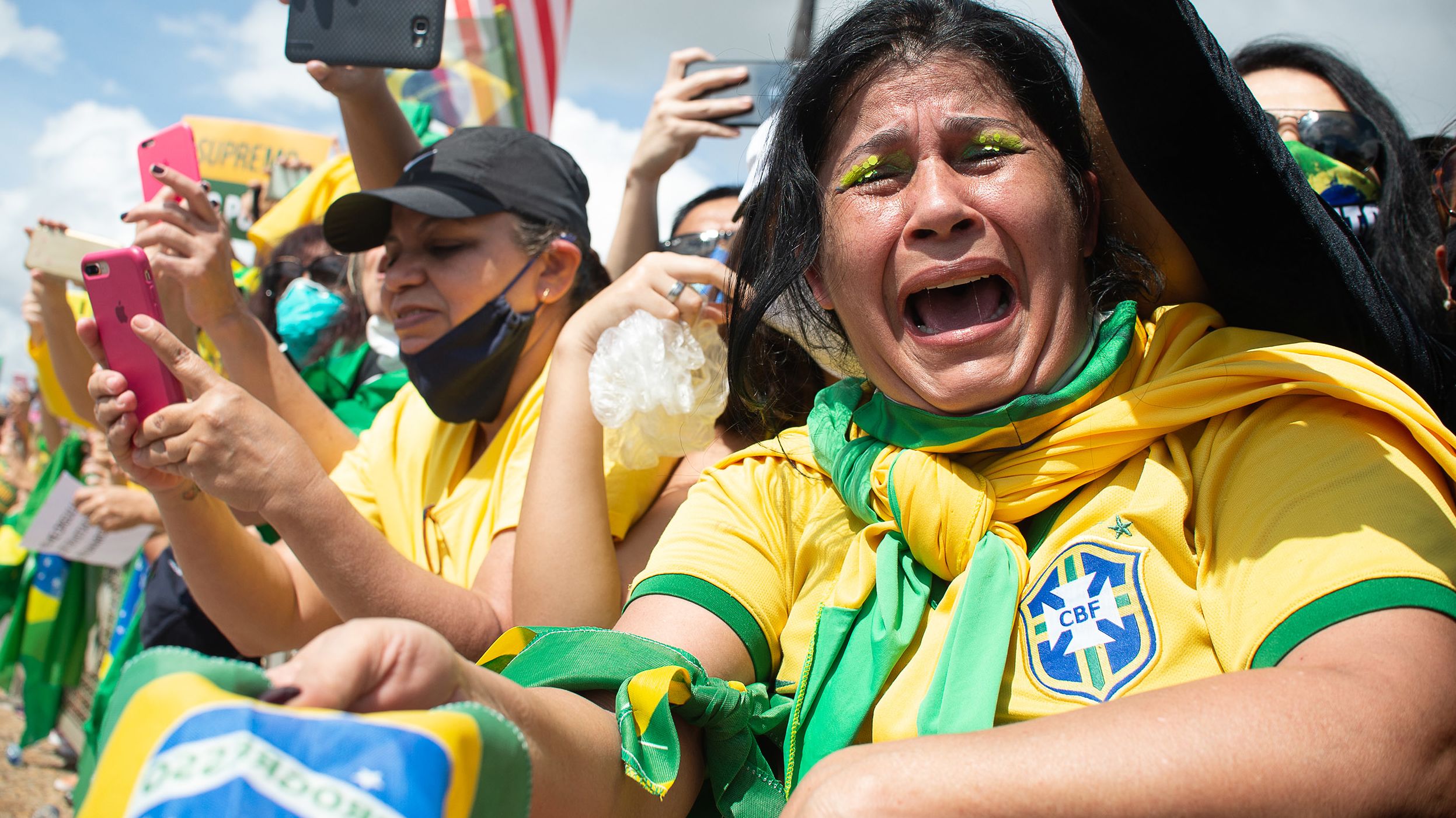 Brezilya Devlet Başkanı Jair Bolsonaro'nun bir destekçisi, 24 Mayıs 2020'de Brezilya'nın Brasilia kentindeki Planalto Sarayı önünde koronavirüs pandemisinin ortasında hükümeti lehine düzenlenen bir gösteri sırasında ağlıyor.