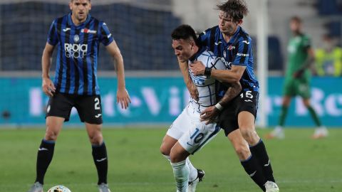De Roon challenges Lautaro Martinez of Inter Milan.
