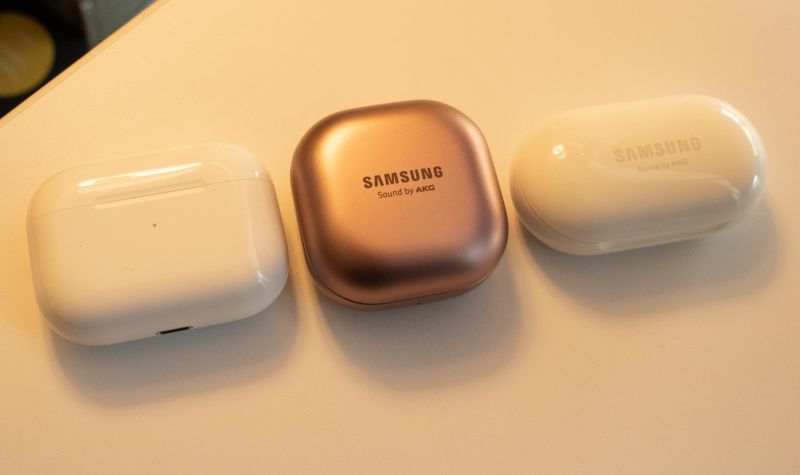 Samsung galaxy buds discount live vs airpods