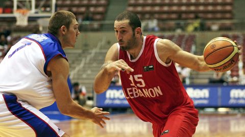 Lebanon's Fadi El Khatib (R) drives past Serbia and Montenegro's Miroslav Raicevic (L) during their Group A preliminary round match on the third day of the World Basketball Championship in Sendai, in Miyagi Prefecture, 21 August 2006. Serbia and Montenegro won 104-57. 