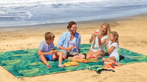 UrbanEco Outdoors Oversize Lightweight Beach Blanket