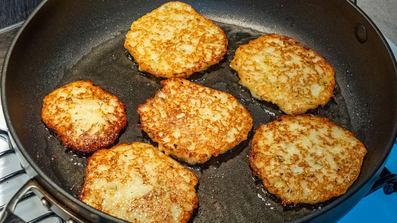 <strong>Placki ziemniaczane:</strong> Many families relied on these potato pancakes as a substitute for bread during Poland's economic hardships.<br />