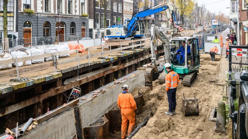 <strong>Critical work:</strong> In the next few years, around 27 bridges in the city will be renovated, 800 meters of quay walls are to be renewed and  preparations will begin for the replacement of about 3,800 meters of quay walls.