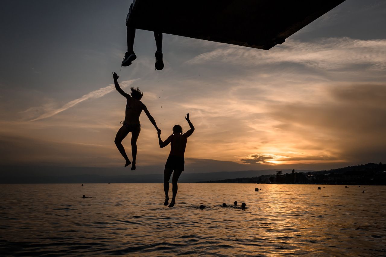 A couple jumps from a diving platform in Lake Geneva, near the Swiss village of Lutry, on Sunday, August 9. <a href="http://www.cnn.com/2020/08/06/world/gallery/photos-this-week-july-30-august-6/index.html" target="_blank">See last week in 40 photos</a>