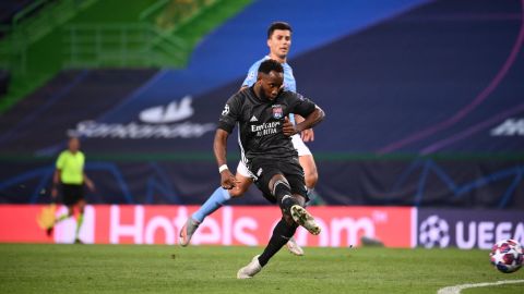 Moussa Dembélé scores Lyon's second goal.