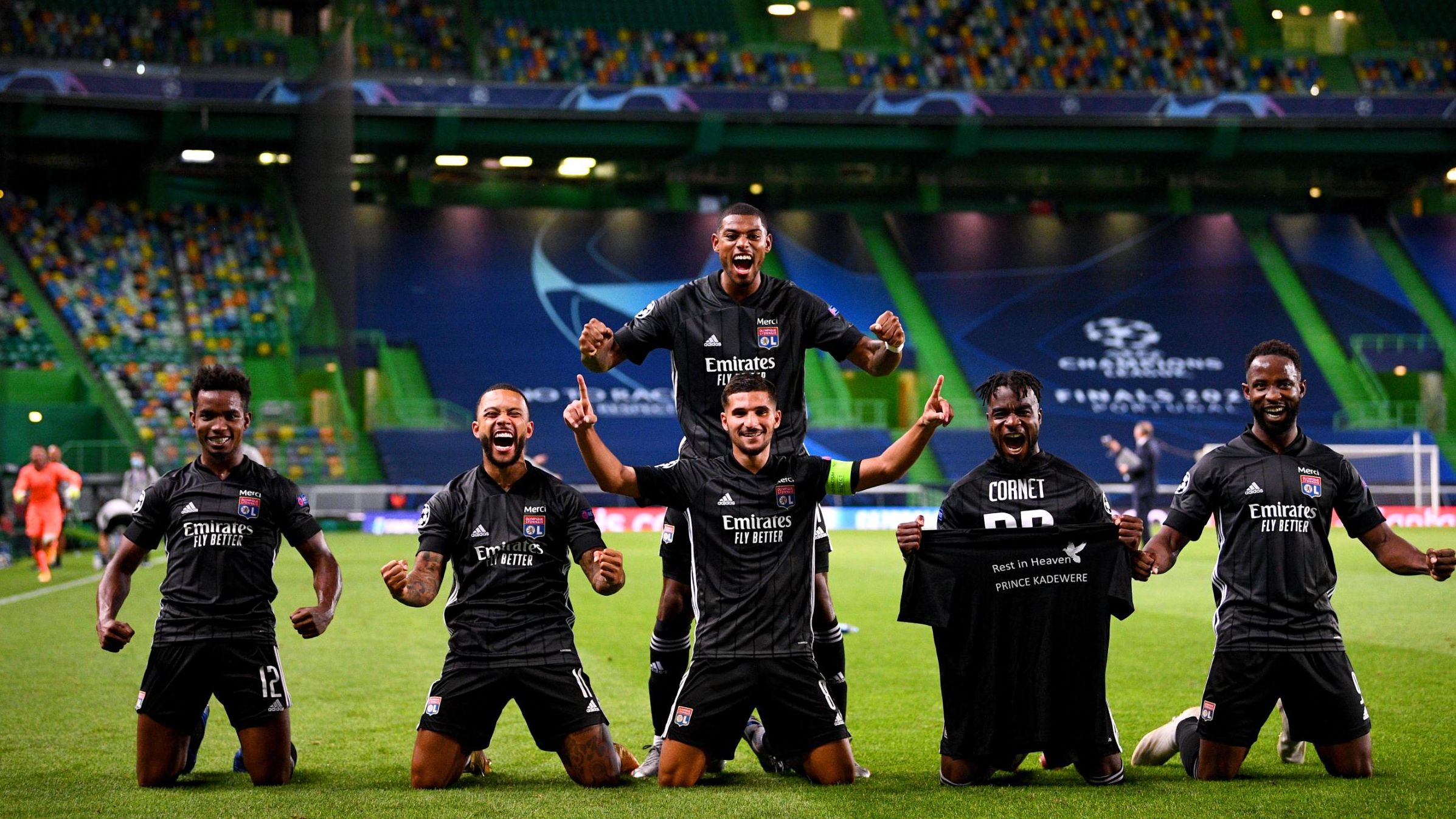 Lyon oyuncuları, 15 Ağustos Cumartesi günü takımın Manchester City'ye karşı kazandığı zaferin ardından kutlama yapıyor.