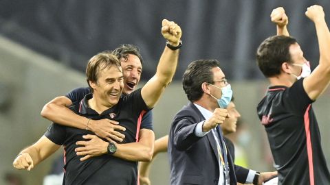 Sevilla's coach Julen Lopetegui (left) and staff celebrate on the final whistle after victory against Manchester United.
