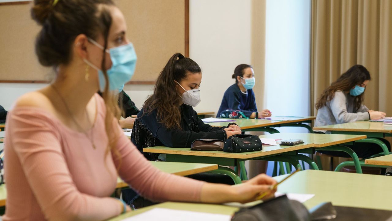 Students wearing face masks attend class at the Lopez de Mendoza Institute in Burgos after the reopening of schools in the community of Castilla y Leon on June 18, 2020 as Spain eases lockdown measures taken to curb the spread of the COVID-19 disease caused by the novel coronavirus. (Photo by CESAR MANSO / AFP) (Photo by CESAR MANSO/AFP via Getty Images)