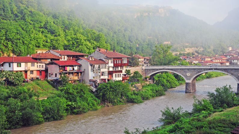 <strong>Veliko Tarnovo:</strong> Built on the banks of the Yantra River, the town was once capital of the Second Bulgarian Empire. 