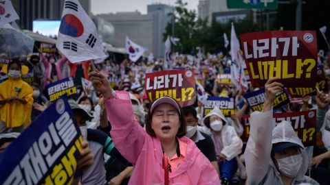 Members of conservative christian groups wave flags and shout slogans during an anti-government rally in the central Gwanghwamun area of Seoul on August 15, 2020. 