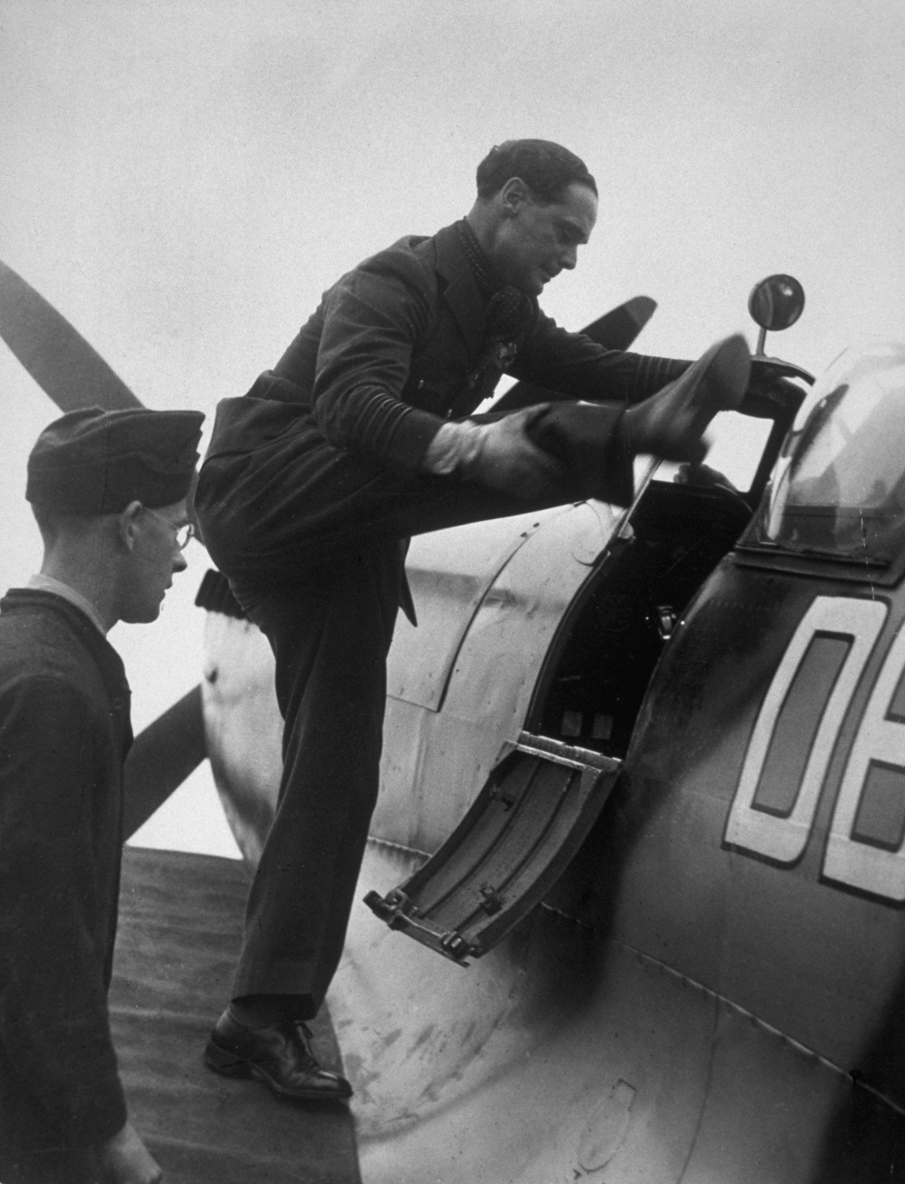 Летчик вернувшийся в строй после ампутации ног. Британский летчик Дуглас Бадер.