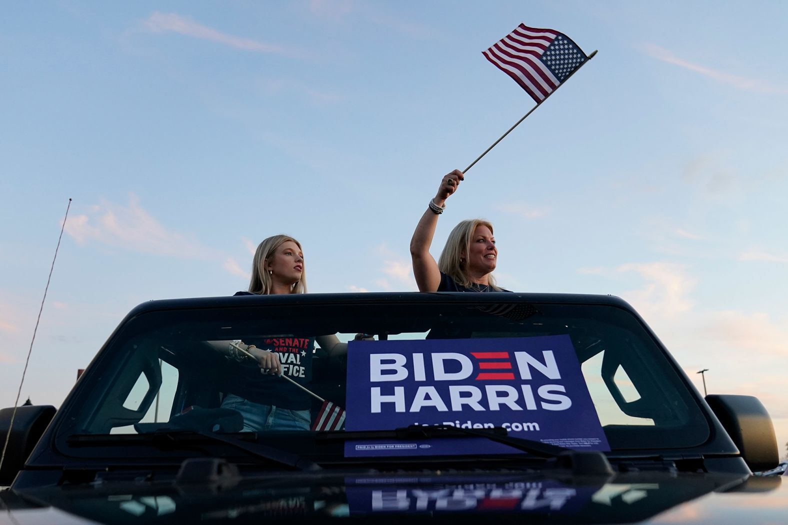 Delaware state Sen. Nicole Poore and her daughter Alexis rally outside the Chase Center on Thursday.