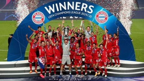Bayern captain Manuel Neuer lifts the Champions League trophy in front of his team.