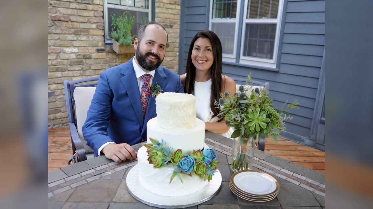 Cake decorator helps couple DIY their dream wedding cake after ...