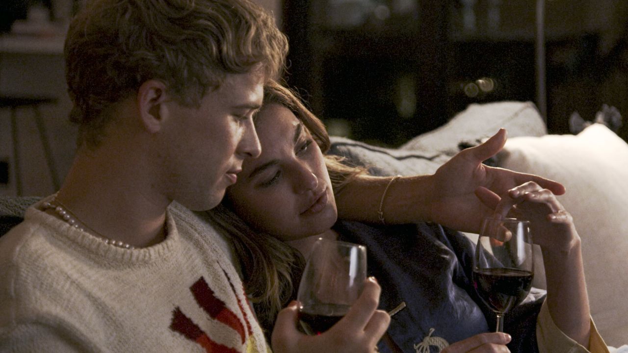 Tommy Dorfman and Rainey Qualley in 'Love in the Time of Corona' 