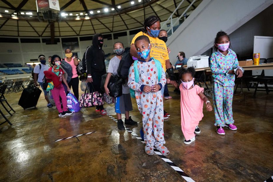 Victoria Nelson lines up her children, Autum, Shawn and Asia, as they board a bus to evacuate Lake Charles on August 26.