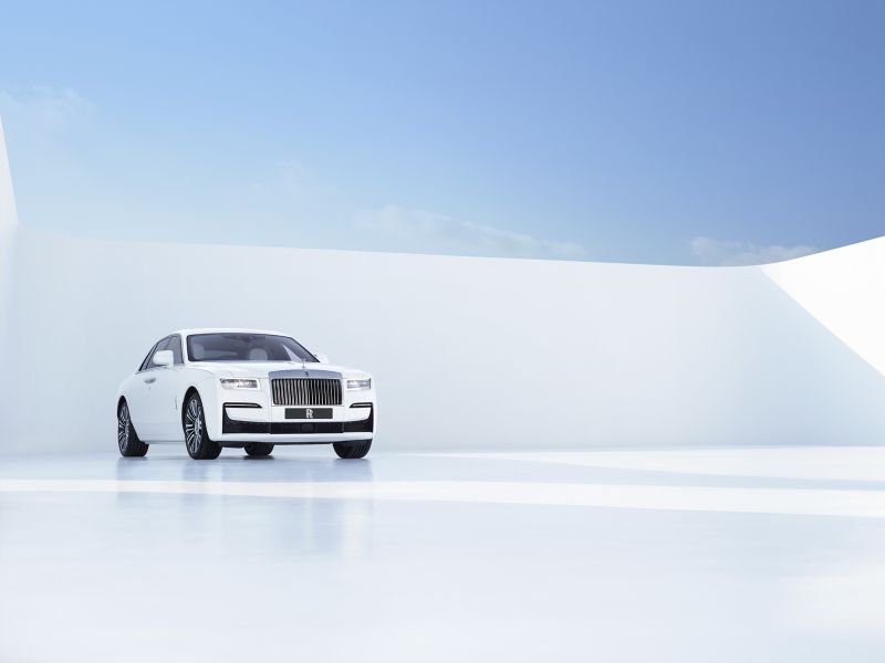 Chiêm ngưỡng hình ảnh Rolls Royce New Ghost đi vòng quanh thế giới