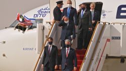 US Presidential Adviser Jared Kushner (C-L) and US National Security Adviser Robert OBrien (C-R) disembark from the the El Al's airliner, which is carrying a US-Israeli delegation to the UAE following a normalisation accord, upon landing on the tarmac on August 31, 2020, in the first-ever commercial flight from Israel to the UAE at the Abu Dhabi airport. - A US-Israeli delegation including White House advisor Jared Kushner took off on a historic first direct commercial flight from Tel Aviv to Abu Dhabi to mark the normalisation of ties between the Jewish state and the UAE. (Photo by Karim SAHIB / AFP) (Photo by KARIM SAHIB/AFP via Getty Images)